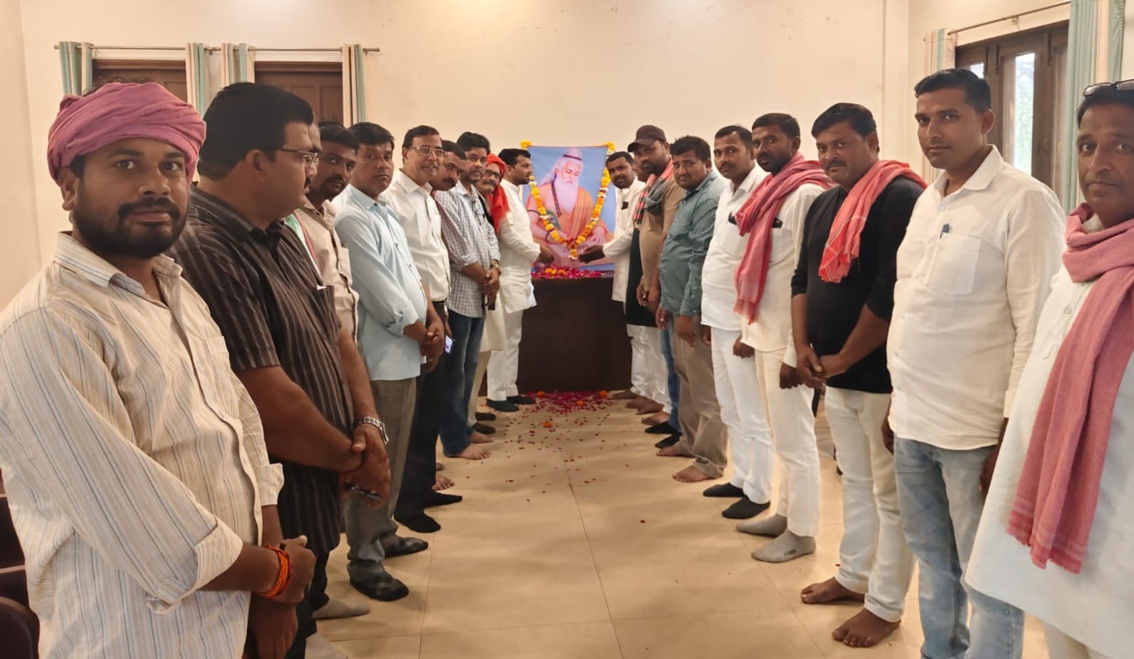 सपा कार्यालय में मनाई गई महर्षि वाल्मीकि जयंती,सपा नेताओं ने उनके आदर्शों पर चलने का लिया संकल्प